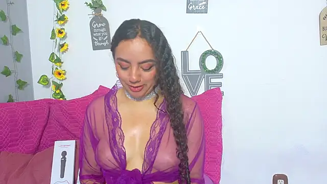 emiily_curly's Live XXX Chat