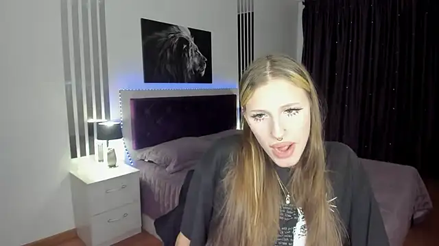 MiaCream's Live XXX Chat