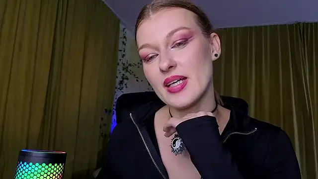 MysticVenus_ Adlı Modelin Canlı XXX Sohbeti