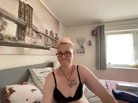 Curvy-Jinx Live XXX Chat