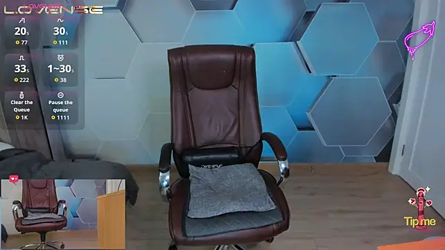 XXX chat uživo modela SteveTiger