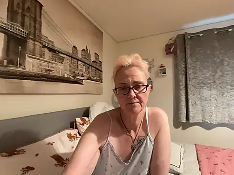 Curvy-Jinx's Live XXX Chat