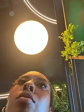 Your_Paris' Live XXX Chat