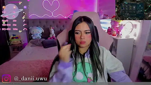 צ'אט XXX בשידור חי של CuteDani_