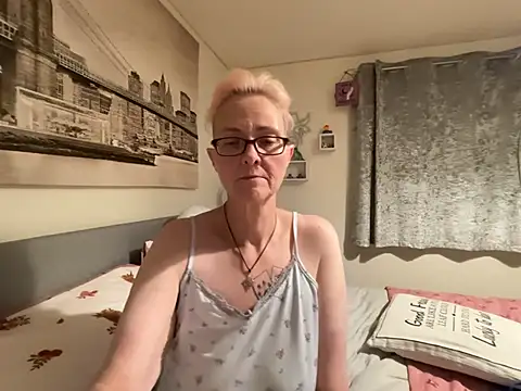 Curvy-Jinx Live XXX Chat