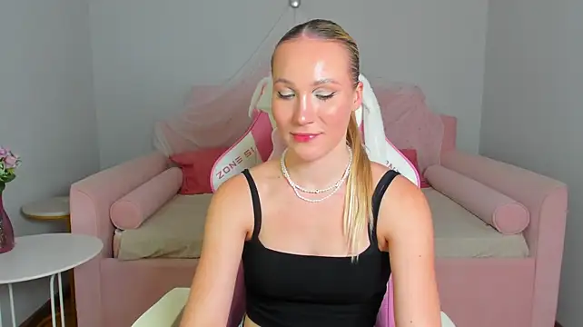 ElaraVoltage live XXX chat