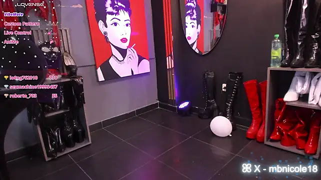 Show modela MissNicoleSds na web-kameri