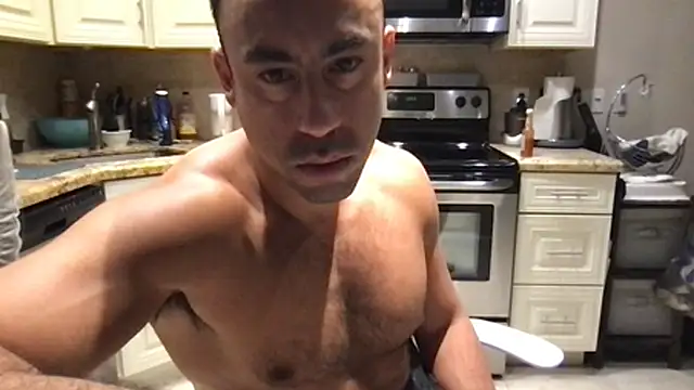 BigGuyMuscle élő XXX-chatje