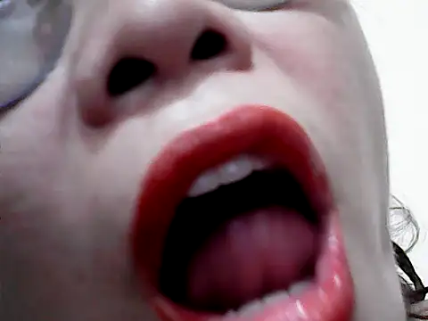 tinypusie XXX чат на живо