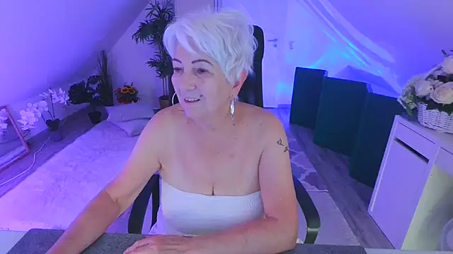 LovelyHelena Chat XXX live
