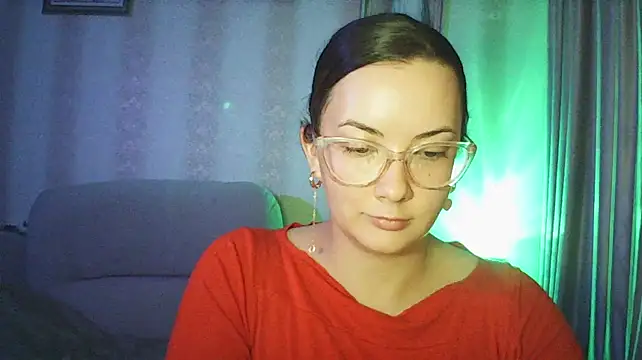 دردشة MoodieMira الجنسية المباشرة