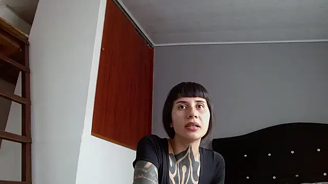 Emilia_1995 Adlı Modelin Canlı XXX Sohbeti
