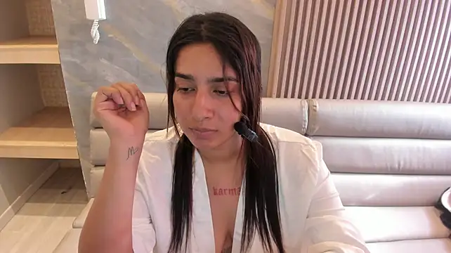 erikalatinahot's Live XXX Chat
