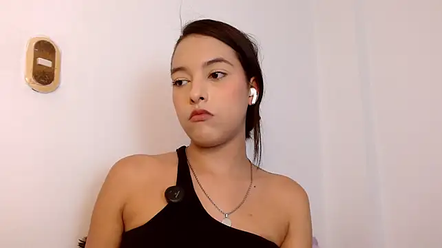 Annyrosse00 Adlı Modelin Canlı XXX Sohbeti