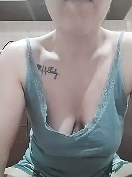 צ'אט XXX בשידור חי של Honeytrap369