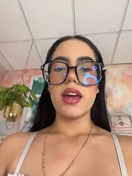 TopDollXXX Adlı Modelin Canlı XXX Sohbeti