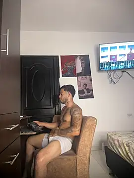 Enzomoretti__ élő XXX-chatje