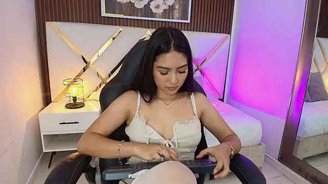 Chat XXX en directo de Emelie_Ch1