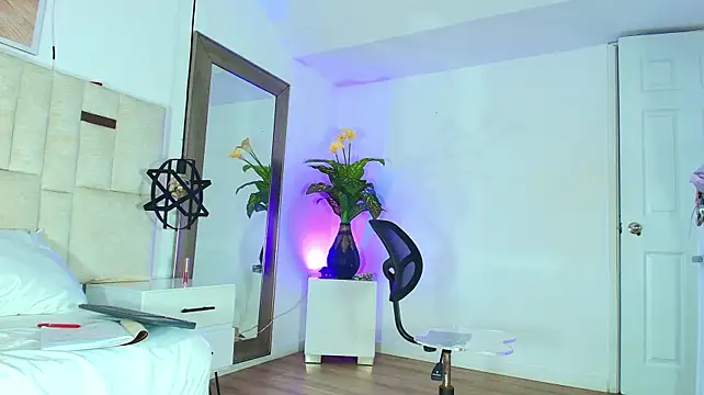 Sara_BigAss-'s Live XXX Chat