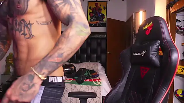 logan_hugh8's Live XXX Chat
