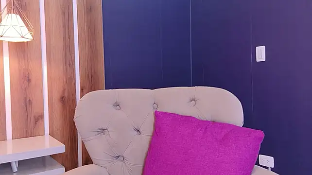 AmmyJones_ Adlı Modelin Canlı XXX Sohbeti