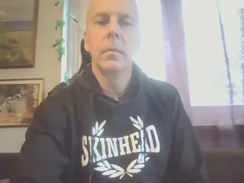 צ'אט XXX בשידור חי של SHARPSkinhead