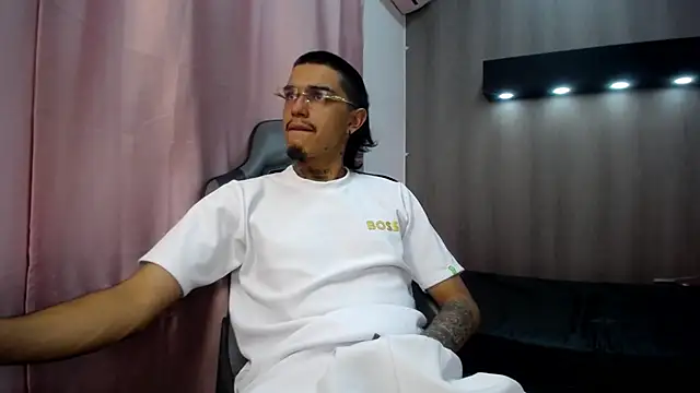 Chatroom XXX en direct de Tayson_Hot
