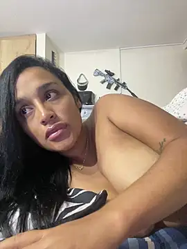 צ'אט XXX בשידור חי של KatalinnaBrown