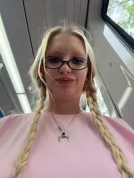 Elfi_InPublic's Live XXX Chat