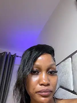 Sexxyronn Adlı Modelin Canlı XXX Sohbeti