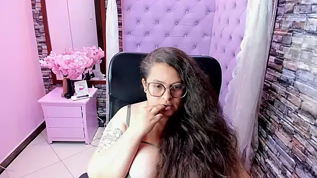 Chatroom XXX en direct de SaraThonson_