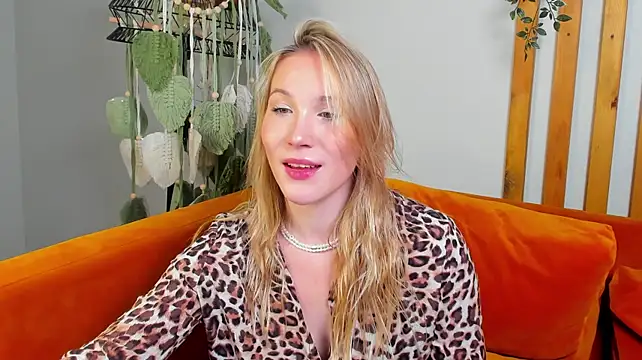 Chat +18 de ElaraVoltage ao vivo