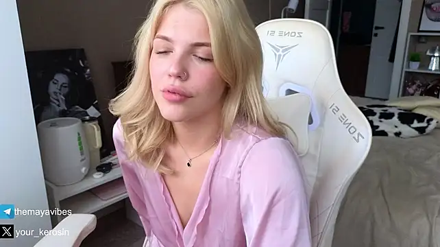 Maya_NextDoor: απευθείας συνομιλία ΧΧΧ