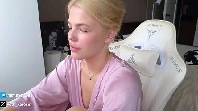 Czat XXX na żywo – Maya_NextDoor