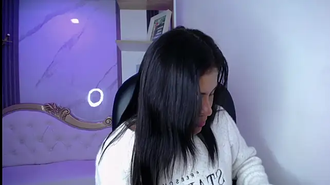 Chat XXX ao vivo de emiily_tk