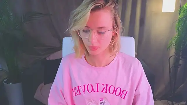 NoraMoreau's Live XXX Chat