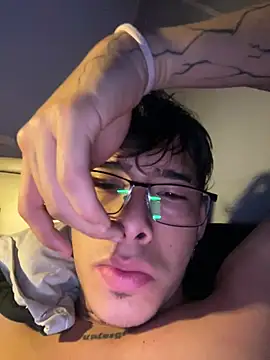 Aron_boy: διαδικτυακό σόου στην κάμερα