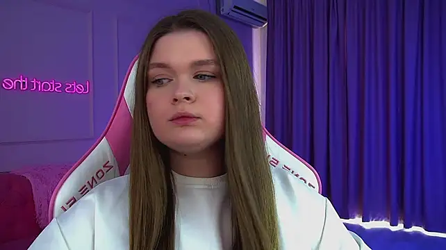 CrystalLyons' Live XXX Chat
