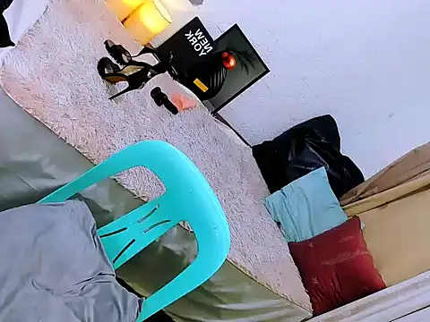 Therug_Dollbella Adlı Modelin Canlı XXX Sohbeti