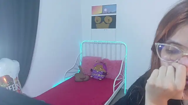Emerald_Sparkles_ Adlı Modelin Canlı XXX Sohbeti