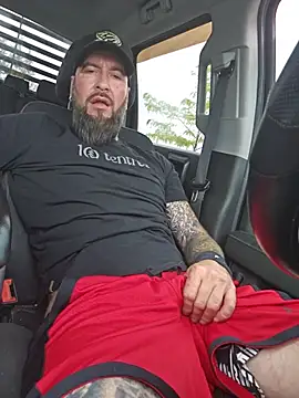XXX chat uživo modela Beardedtattood