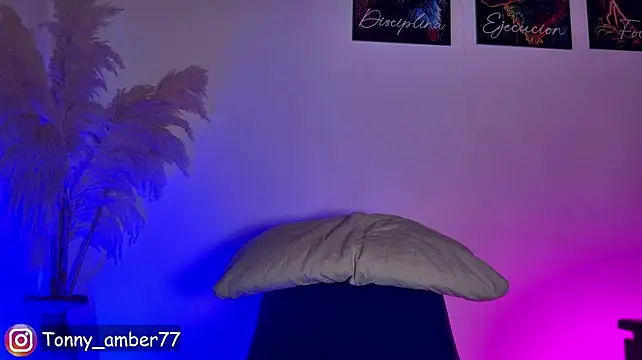 Amber77__ Adlı Modelin Canlı XXX Sohbeti