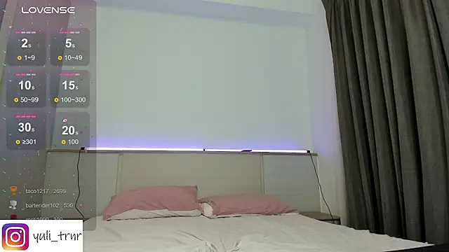 XXX chat uživo modela July_Terner