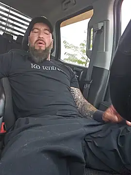 XXX chat uživo modela Beardedtattood
