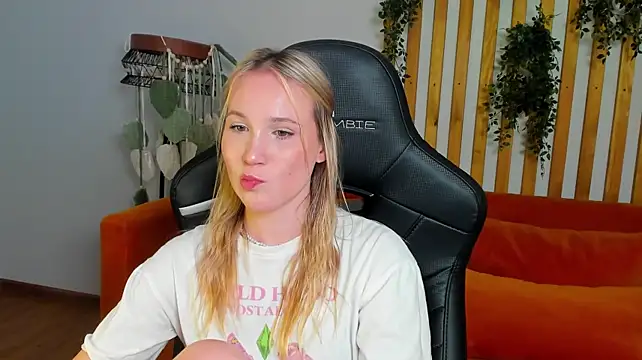 ElaraVoltage's Live XXX Chat