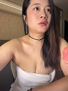 mo-mo-69's Live XXX Chat
