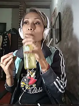 צ'אט XXX בשידור חי של alexiajames_13