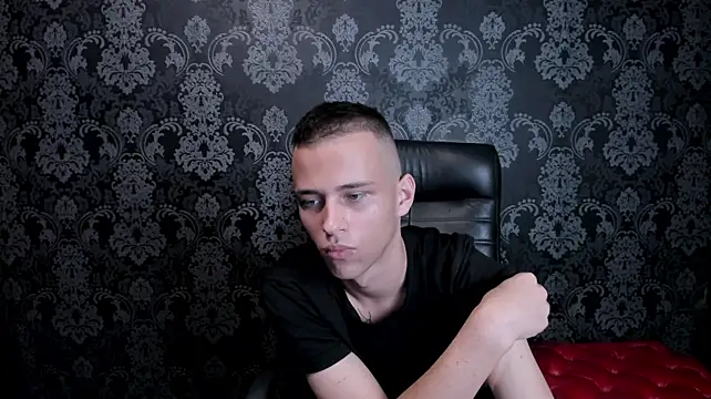צ'אט XXX בשידור חי של lucaskaur