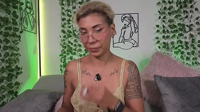 Chatroom XXX en direct de MiaMorgan_