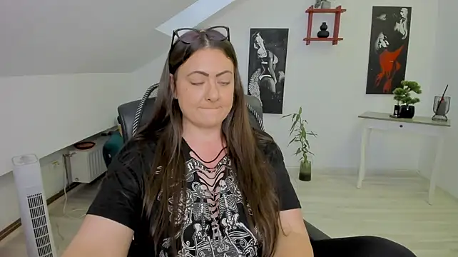 MistressDarrah's Live XXX Chat
